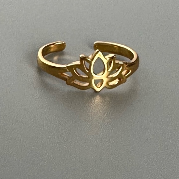 14k Gold Vermeil Lotus Toe Ring - Picture 3 of 10